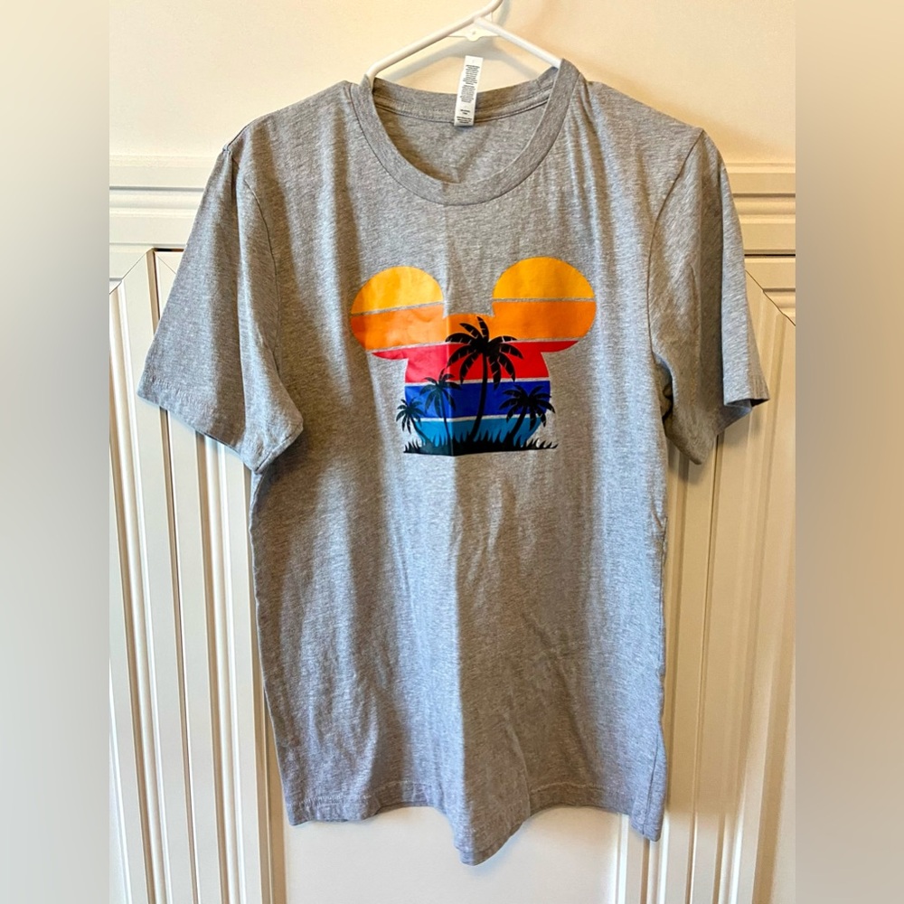 🟡 DISNEY MICKEY MOUSE SUNSET PALM TREE GRAY T SHIRT - SIZE LARGE 🟡